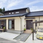 吹き抜けからの光が室内を照らす、広さを感じる和モダンな平屋建て