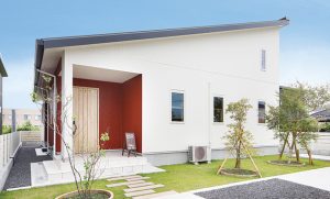 木陰の涼しさ、日なたの温もり。居ながらにして季節を感じる家