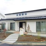 爽やかな自然の風が家族を包み込む、明るい吹き抜けのリビング