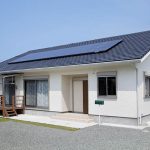 大きな屋根と梁でかなえた大空間。家族が伸びやかに暮らす平屋の住まい