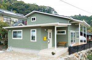 色と素材感にこだわった、カリフォルニアスタイルの家