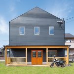 夫婦で営む「パンとヨガの店」。三角屋根が目印の店舗付き住宅