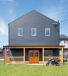 夫婦で営む「パンとヨガの店」。三角屋根が目印の店舗付き住宅