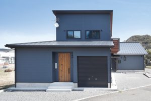 家族の笑顔が広がる、コの字型キッチンカウンター