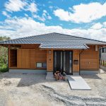 新開発のログ材で造る 組み立て式シェルター住宅