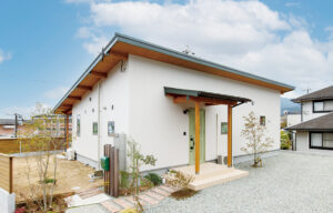 木の温もりと風合いを楽しむ スタイリッシュな住空間