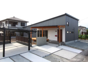 片流れ屋根とウッドデッキが おおらかな開放感を生み出す