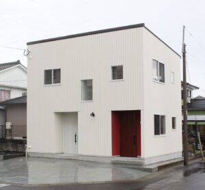 サロン併設で夢をかなえた 街中のコンパクトハウス