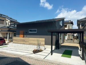家族みんなが笑顔になる 開放的で温かな住空間